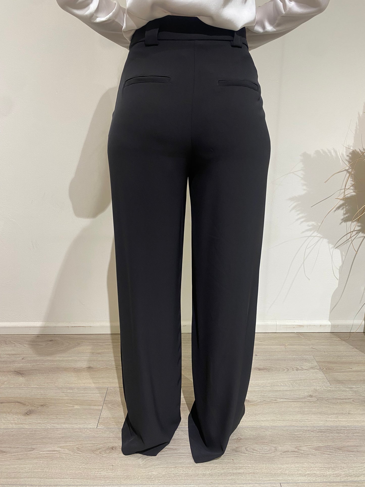 Pantalone tailleur fluido Tensione In nero