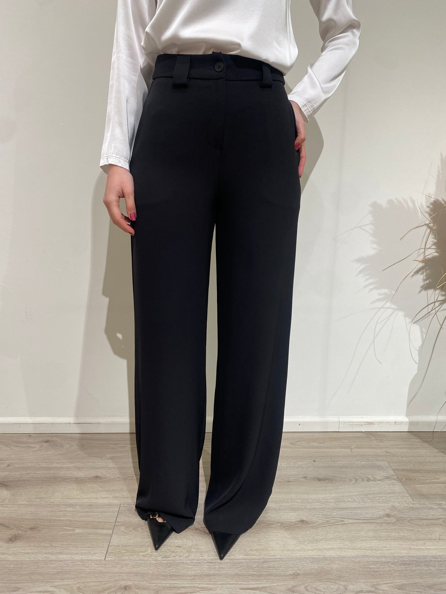 Pantalone tailleur fluido Tensione In nero